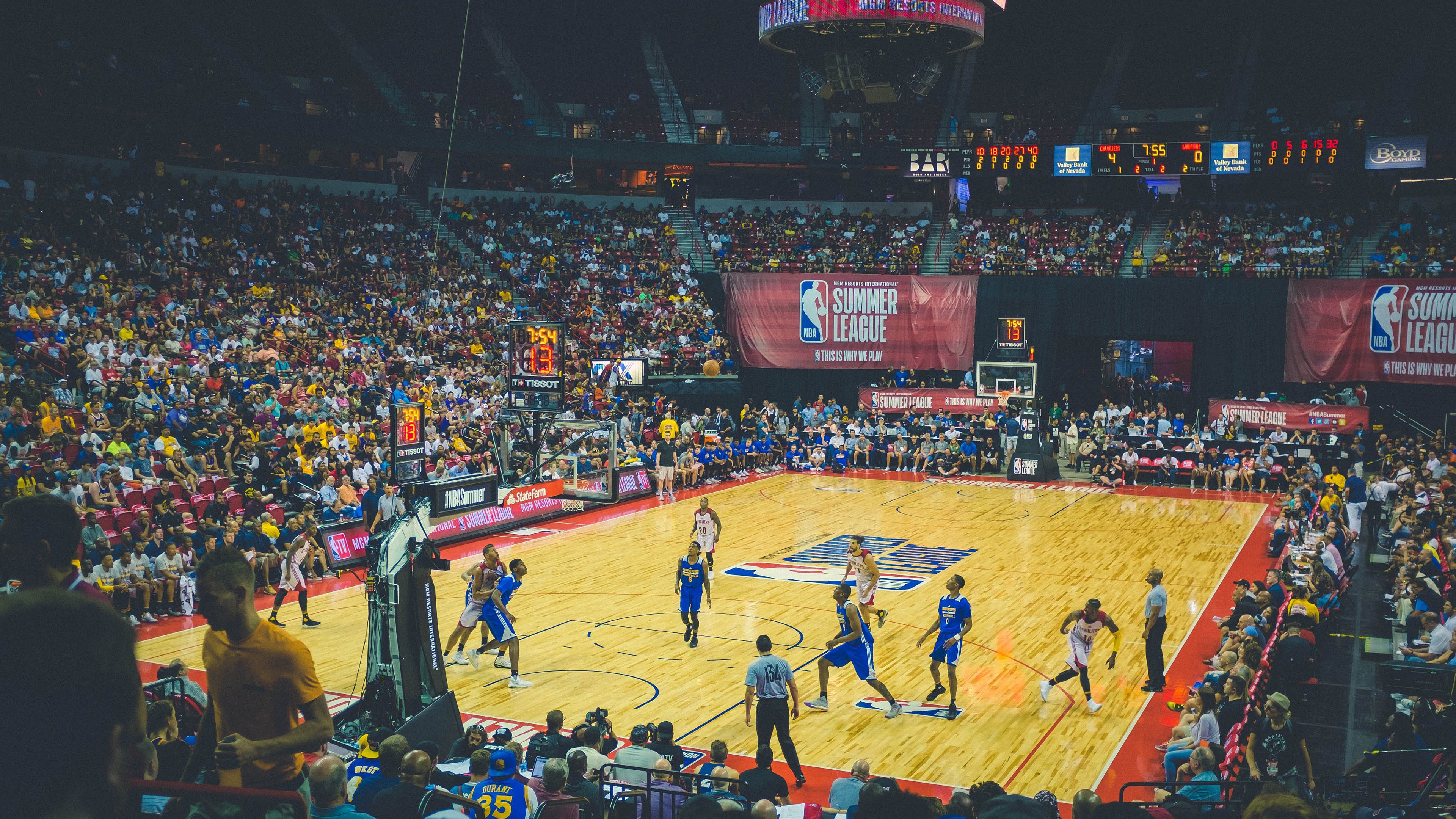 混合泳赛事摩纳哥团队配合默契，摩纳哥泳池